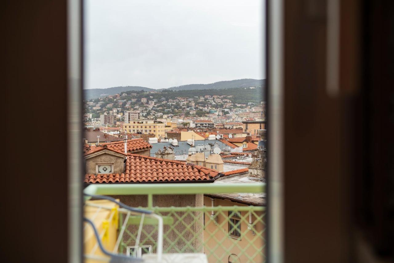San Giusto Elegante Bilocale Con Balcone E Vista Apartment Триест Екстериор снимка